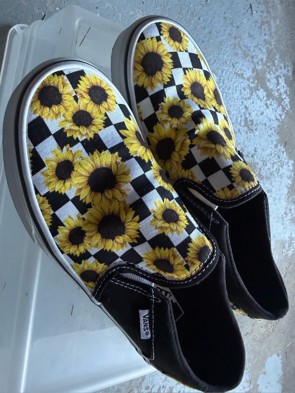 Vans women size 7 Slip-On Sneakers in Sunflowers with white and black checks